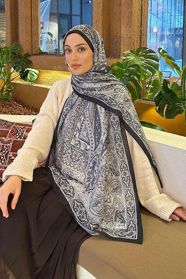 شال ناعم بنمط ريترو باللون الأسود - 1