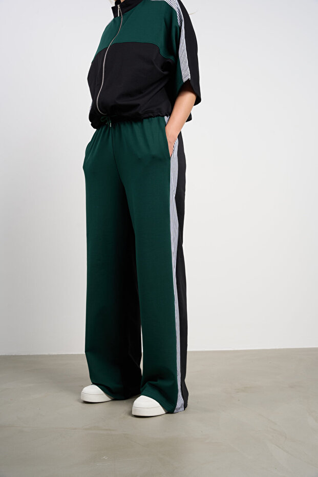 بقطع قماش مخيطة معاً بنطال رياضي مخطط - 1