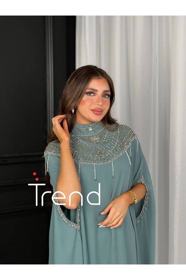 جلابية بياقة مطرزة