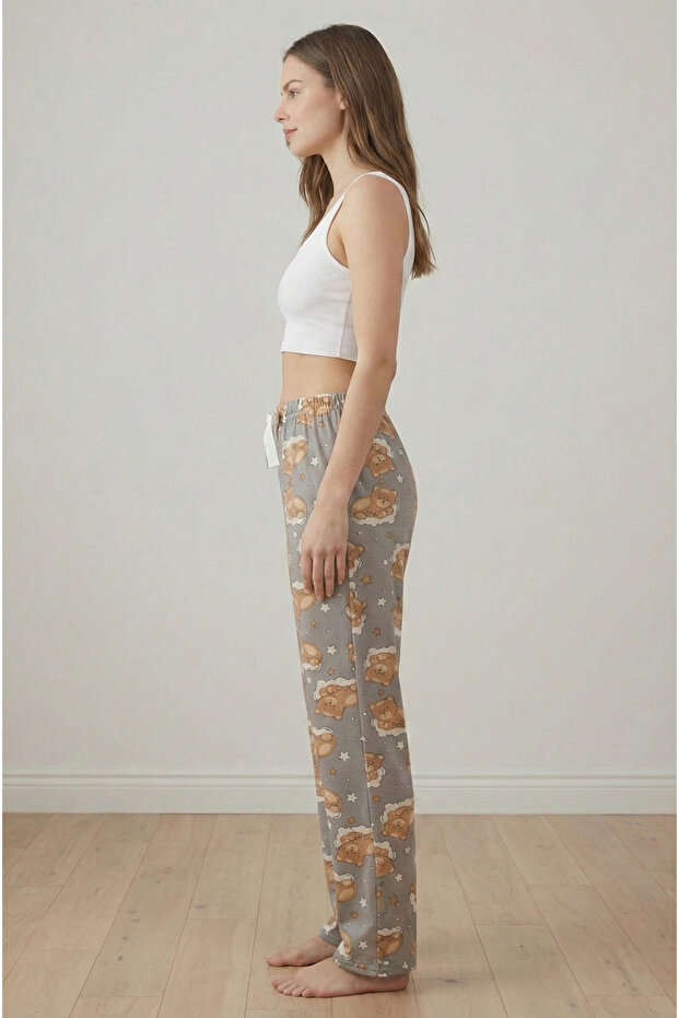 بنطلون بيجامة منقوش عليه دمية دب باللون الرمادي - 3