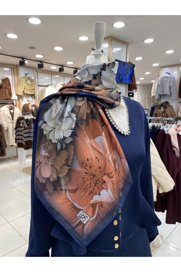 وشاح نيفباهار منقوش باللون الأزرق الداكن
