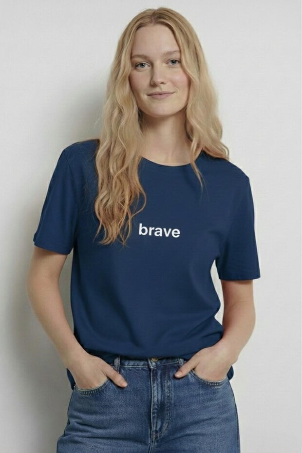 تي شيرت نسائي أساسي برقبة دائرية من BRAVE مطبوع