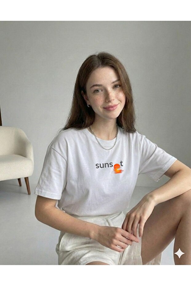 تي شيرت نسائي أساسي برقبة دائرية من SUNSET مطبوع