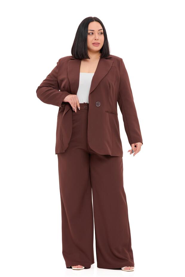 طقم مكون من سترة وبنطلون بني اللون بزر واحد مقاس كبير - 2
