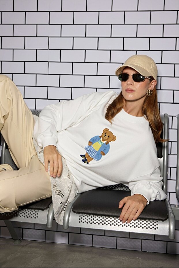 Women's Oversize Sweatshirt Preppy Girl Bear Printed White – Crew Neck, 3 Thread Ribbed