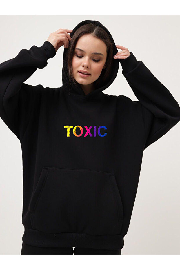 سويت شيرت أسود كبير الحجم بغطاء للرأس للجنسين مطبوع عليه Toxic