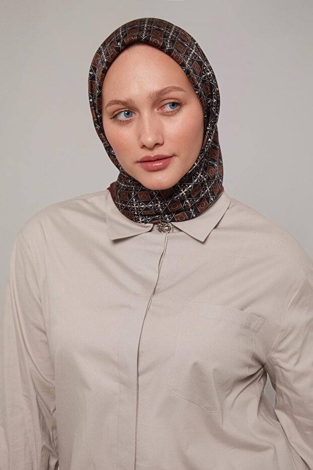 وشاح حريري بنمط سيراميك بني اللون - 3