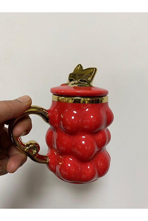 كوب بورسلين منقوش بنمط العنب مع غطاء أحمر