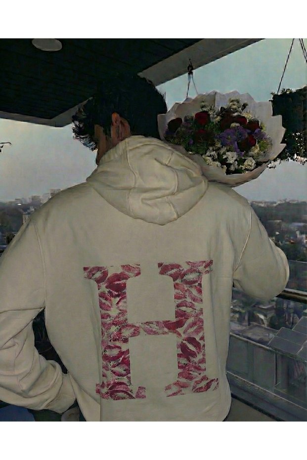 Kiss Design Letter Printed Oversized Hooded White Color Sweatshirt