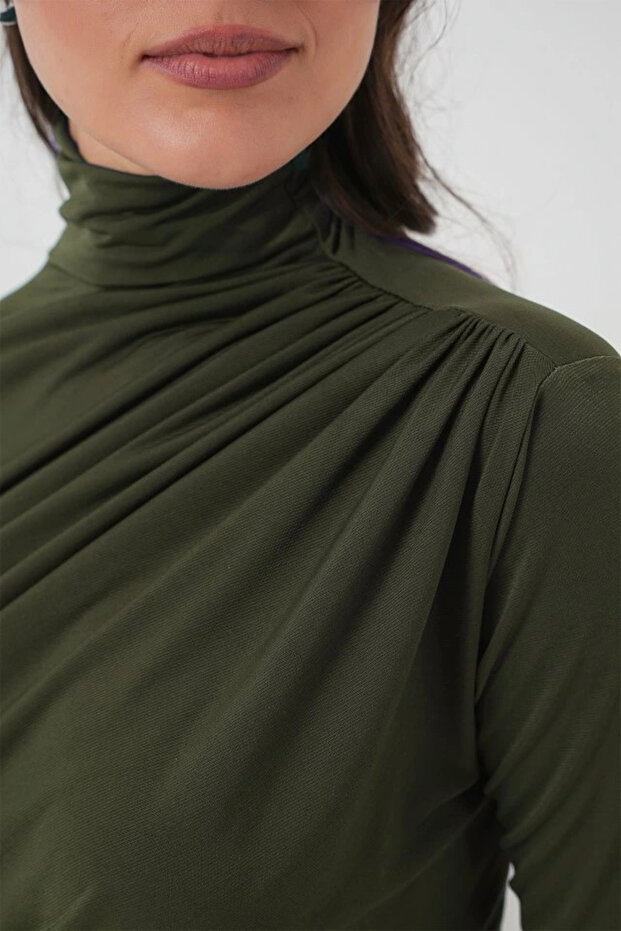 بلوزة ساندي بتفاصيل كشكشة 925 - لون كاكي - 2