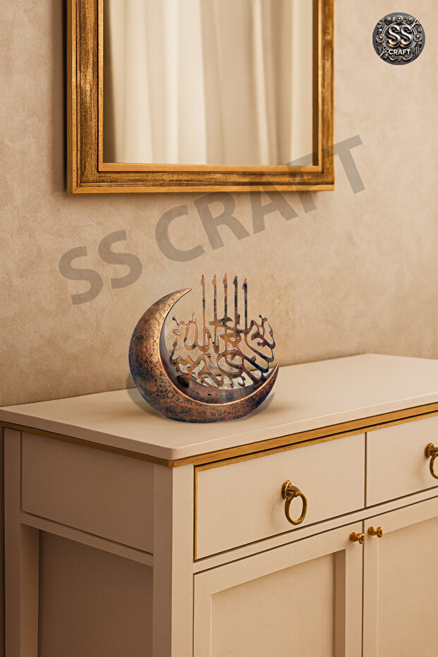 مزهرية بتصميم هلالي مزينة بخط عربي يحمل عبارة «بسم الله»