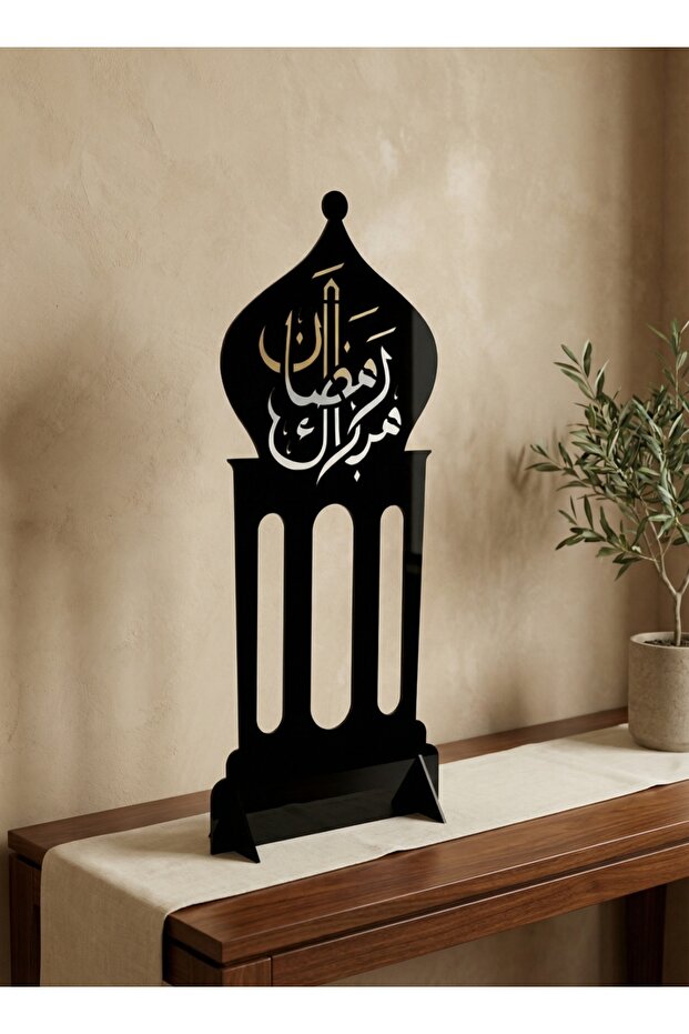 حامل على شكل فانوس رمضاني مزخرف من الأكريليك، مزين بعبارة "رمضان مبارك".