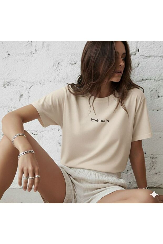 Love Hurts Printed Women's Basic Crew Neck T-Shirt