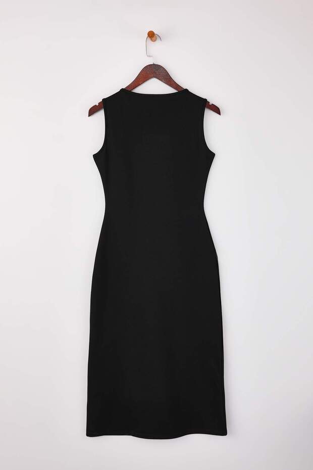 Siyah Bodycon Havuz Yaka Kolsuz Aksesuar Detaylı Midi İnterlok Örme Elbise TWOSS26EL00015 - 6