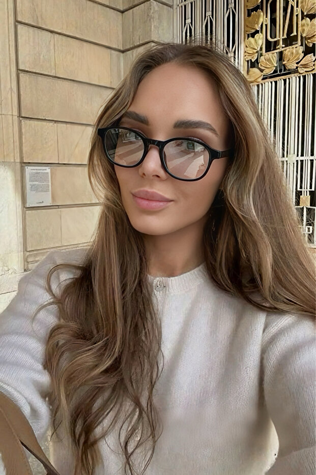 نظارة شمسية من الزجاج الأسود بإطار ذهبي من إيزارا