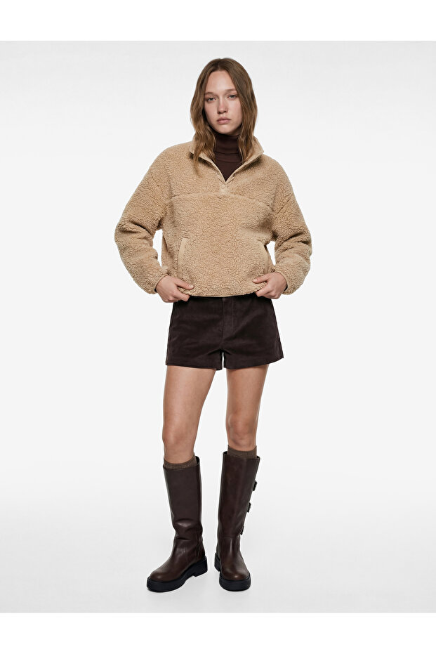 ياقة مرتفعة متوسطة الطول سترة من القطيفة بأكمام طويلة وتفاصيل جيوب بسحاب