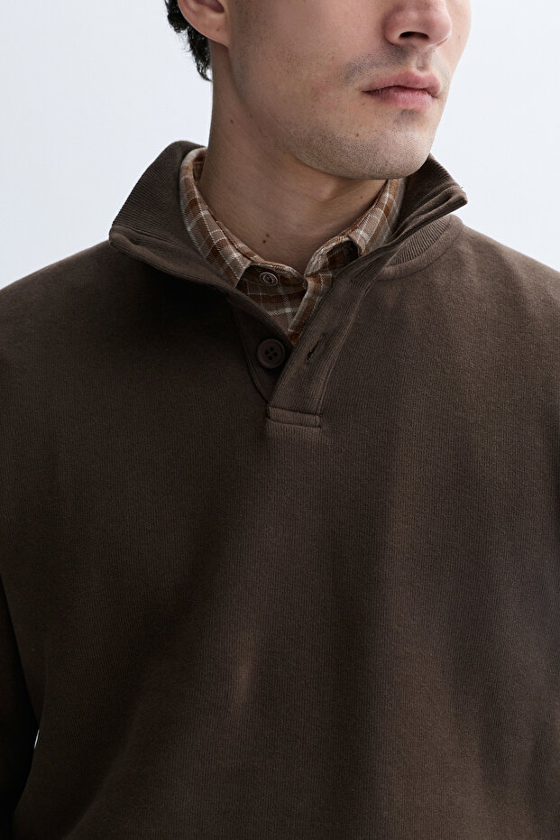 DÜĞMELİ DİK YAKA SWEATSHIRT - 5