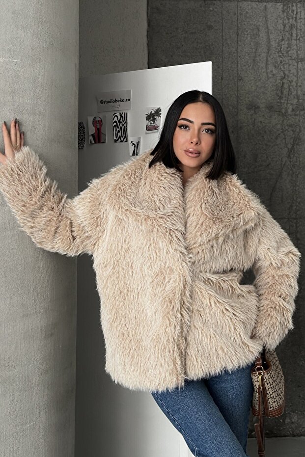 سترة ذات ياقة واسعة ومظهر من الفرو - 1