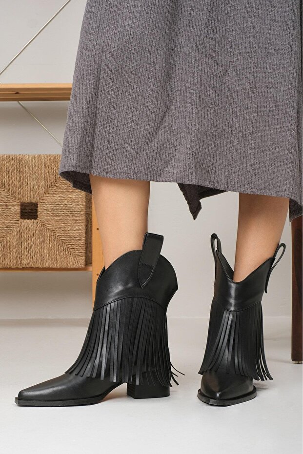 Riez Black Color Tasseled Women's Boots