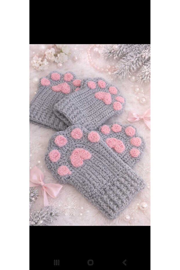 Trendy Fingerless Gloves with Gray Korean-Style Finger Tabs. Gray and Pink Stylish Design.