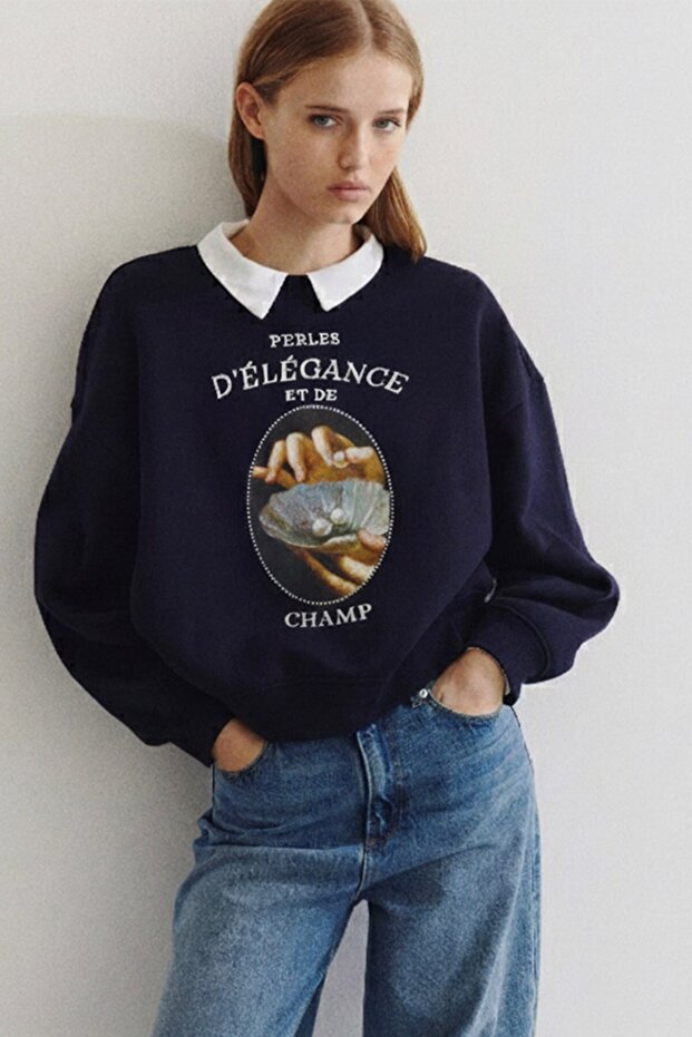 Women's Oversize Sweatshirt Perles D’Élégance Printed Navy Blue – Crew Neck, 3 Thread Ribbed