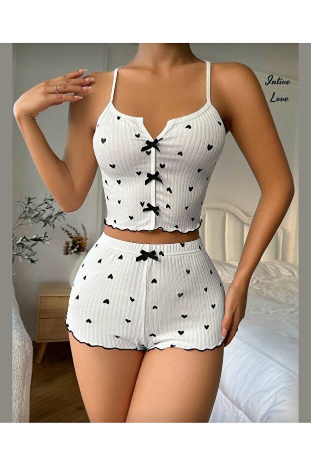 طقم بيجامة/طقم بيجامة من Intive Comfort بنمط قلب ورقبة على شكل حرف V وحمالات رفيعة وشورت قصير