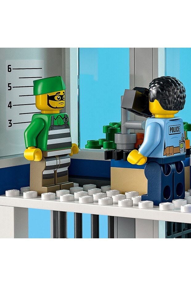 City: Police Station 60316 - 7