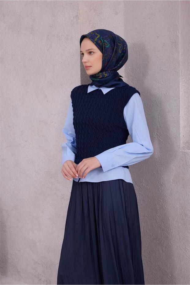 وشاح حريري بنقشة زهور باللون الأزرق الداكن 100% من التويل 4207 - 80