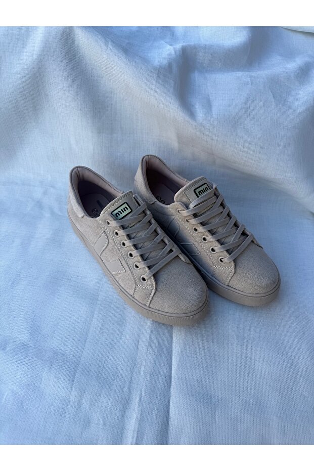 Women's sports shoes