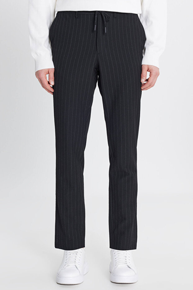 Men's Black Soft Textured Slim Fit Waist-Tied Side Pocket Seersucker Patterned Trousers