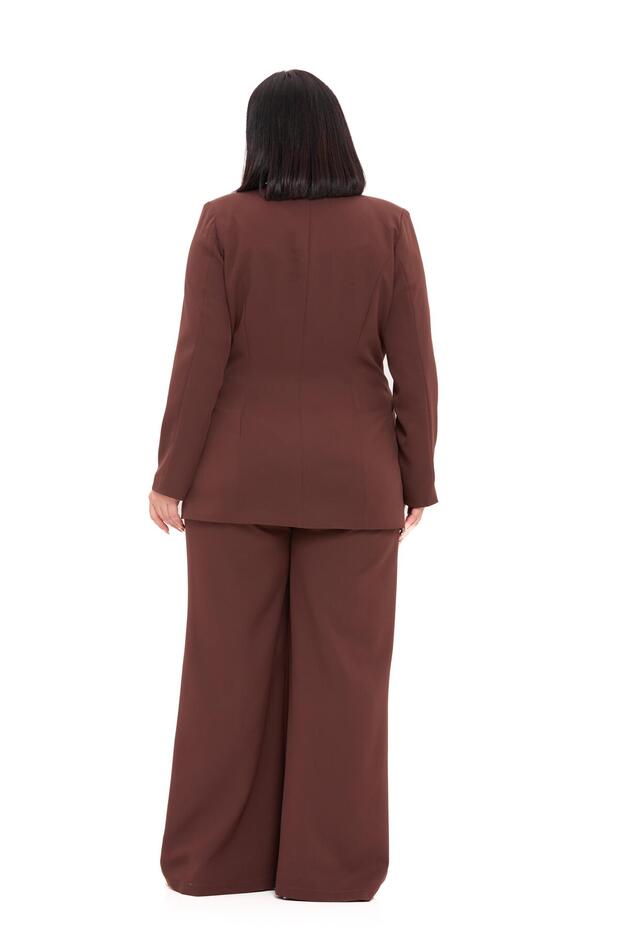 طقم مكون من سترة وبنطلون بني اللون بزر واحد مقاس كبير - 3