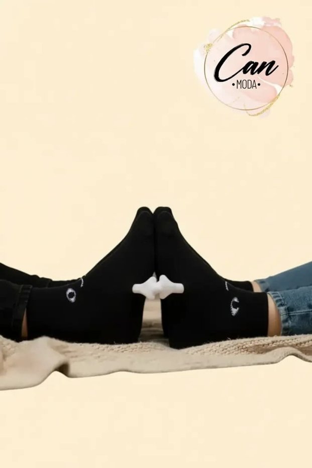 Black Color Magnetic Holding Hands Couple Socks (Suitable for Size 36-44)
