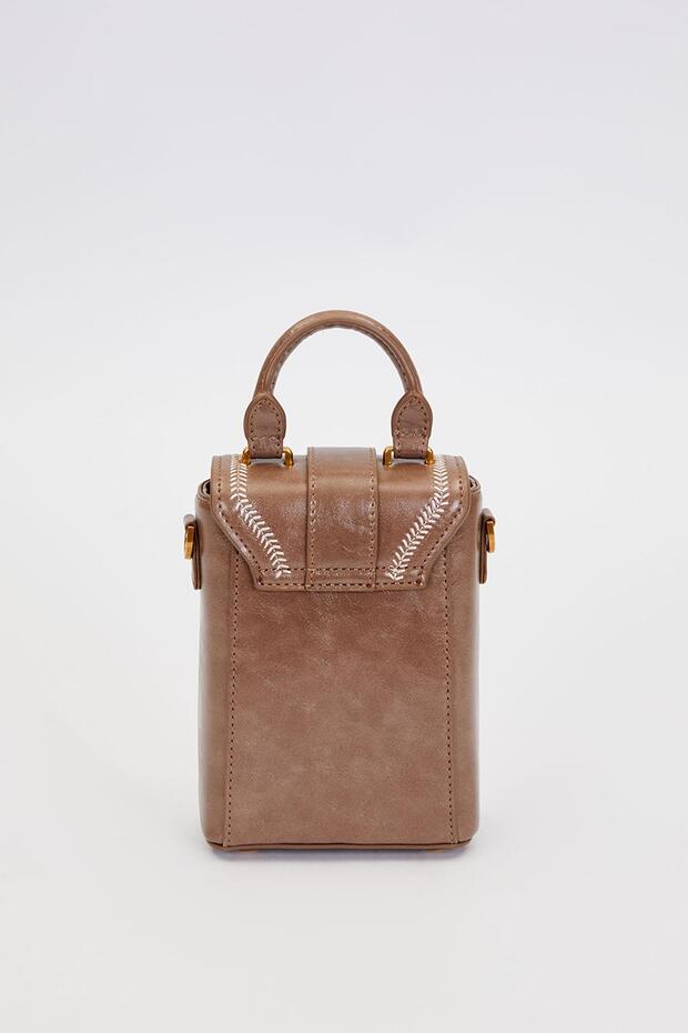 حقيبة يد مستطيلة الشكل باللون الرمادي - 4