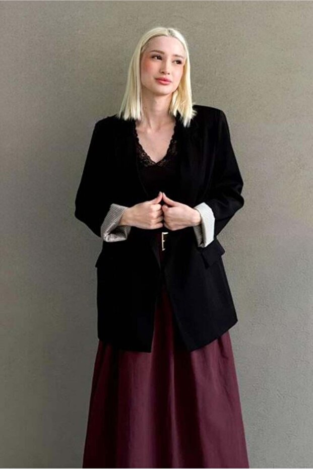 سترة نسائية سوداء منقوشة بأكمام طويلة SH339