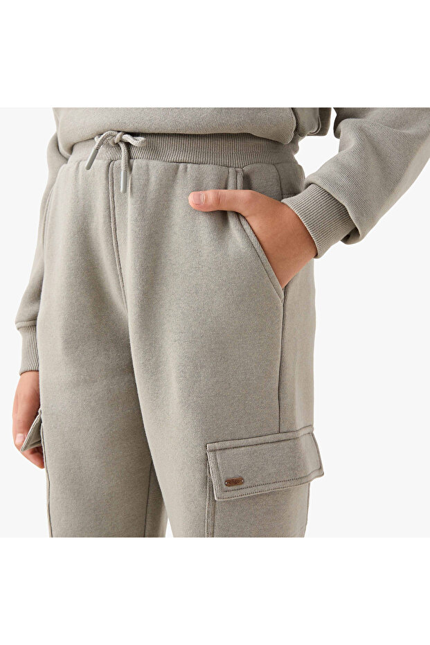 طقم سويت شيرت برقبة عالية سادة وبنطال رياضي - 6