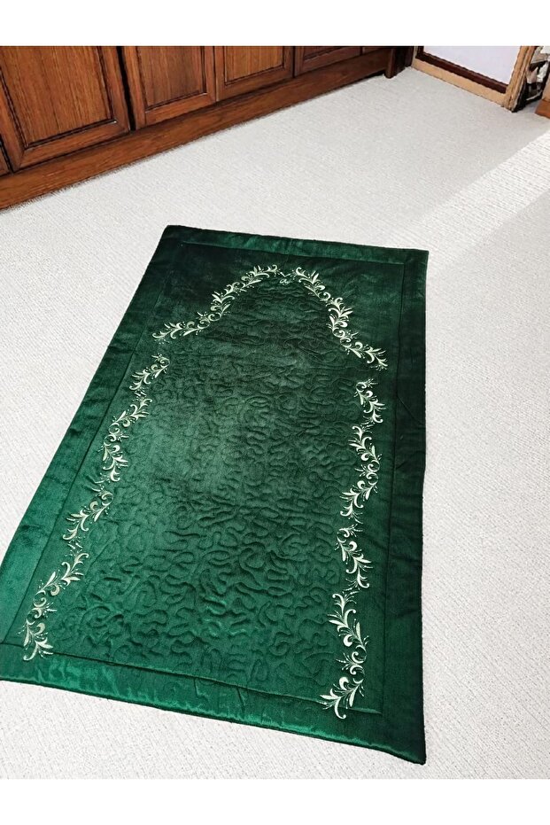 سجادة صلاة مطرزة من المخمل الأخضر