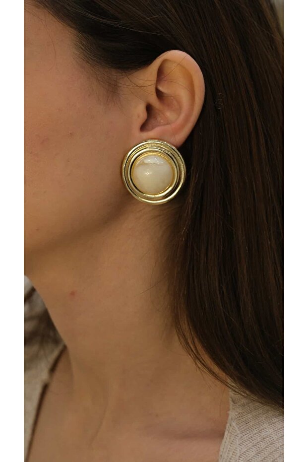 Gold Round Plate Beige Vintage Earrings
