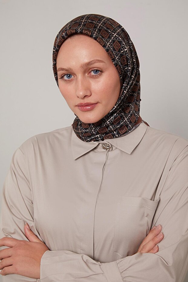 وشاح حريري بنمط سيراميك بني اللون - 2