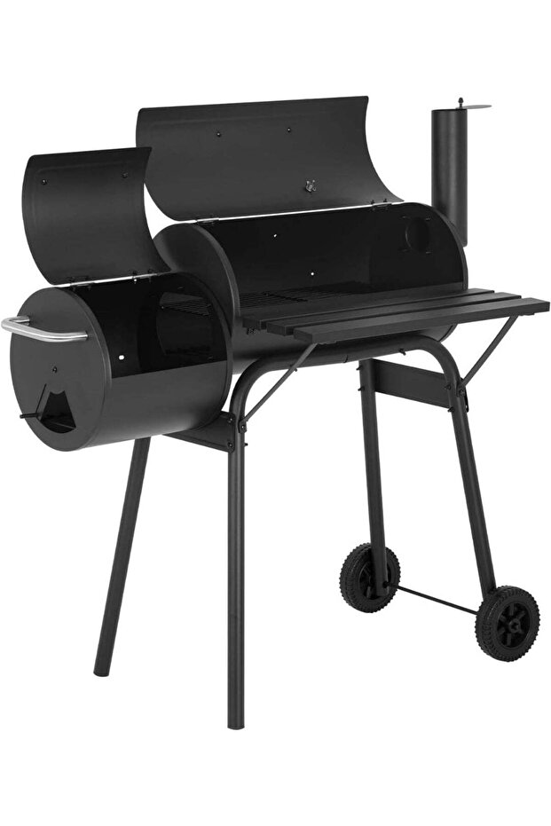 Large Capacity Charcoal Grill Featuring Offset Firebox