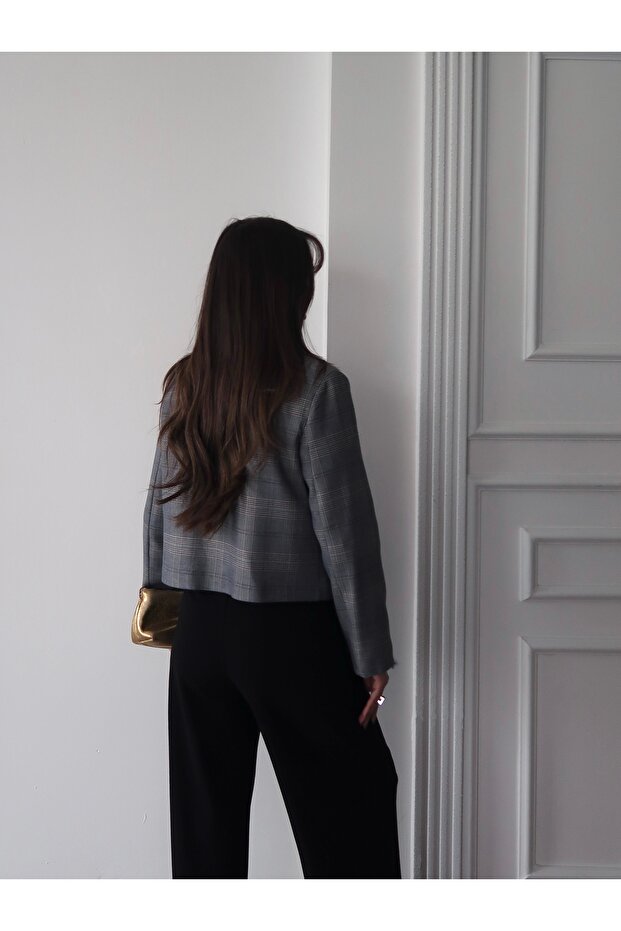 سترة قصيرة مبطنة بأزرار ذهبية من إيكوسي - 6