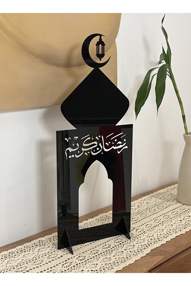 حامل أكريليك مزخرف بهلال وفانوس رمضان مع عبارة احتفالية عربية