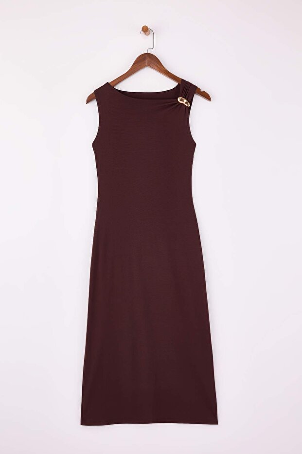 Koyu Kahverengi Bodycon Asimetrik Yaka Aksesuar Detaylı Maxi Esnek Örme Elbise TWOSS26EL00026 - 5