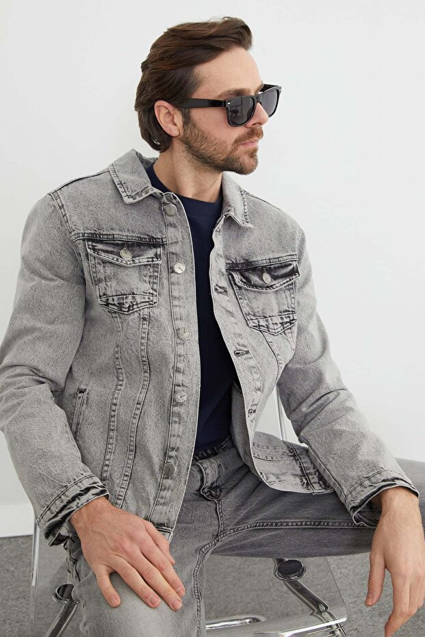 سترة من الدنيم بجيوب وأزرار - 1