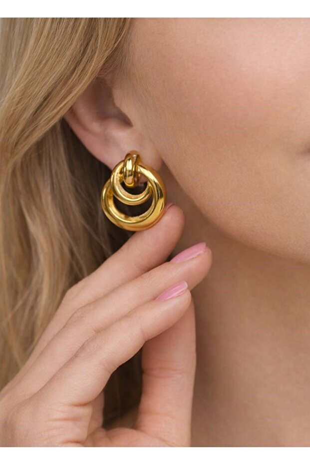 Women's Gold Color Nested Circle Earrings Model Luxury Trend