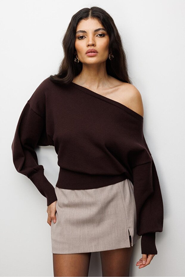 6988 Women's Asymmetric Rib-Cut Boat Neck Knit Sweater Brown