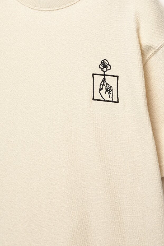 Kontrast işlemeli beyaz tişört - 6