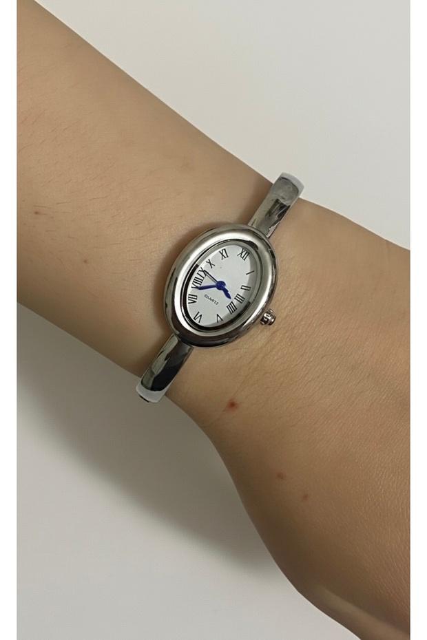 Clamp Model Elegant Thin Women's Wristwatch