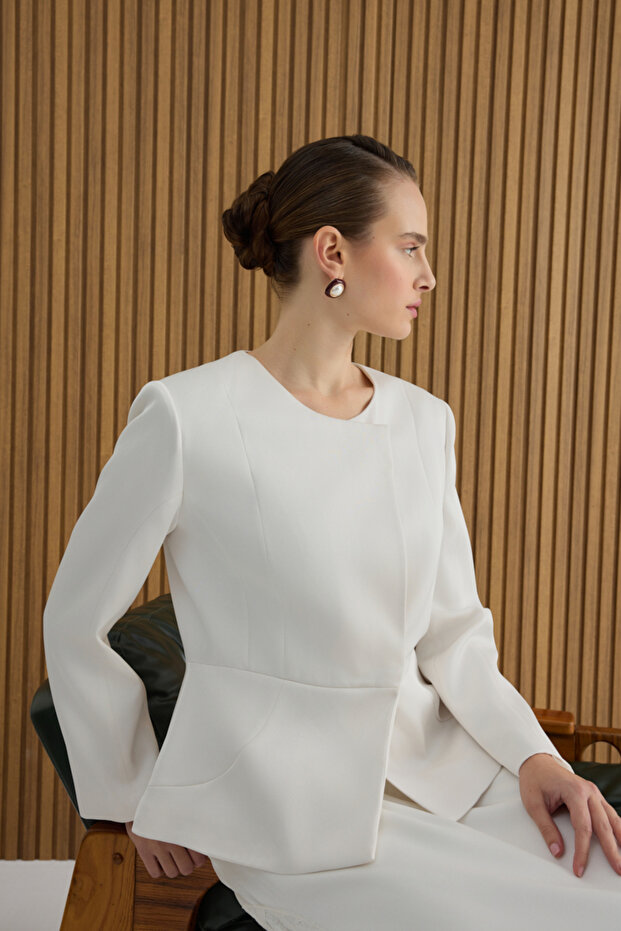 سترة بتفاصيل كوبية بلون إكرو - 2