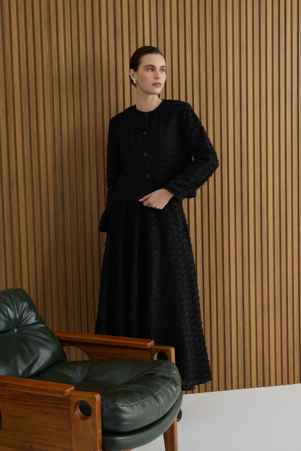 سترة قصيرة من الفيسكون ذات سطح أسود اللون - 1