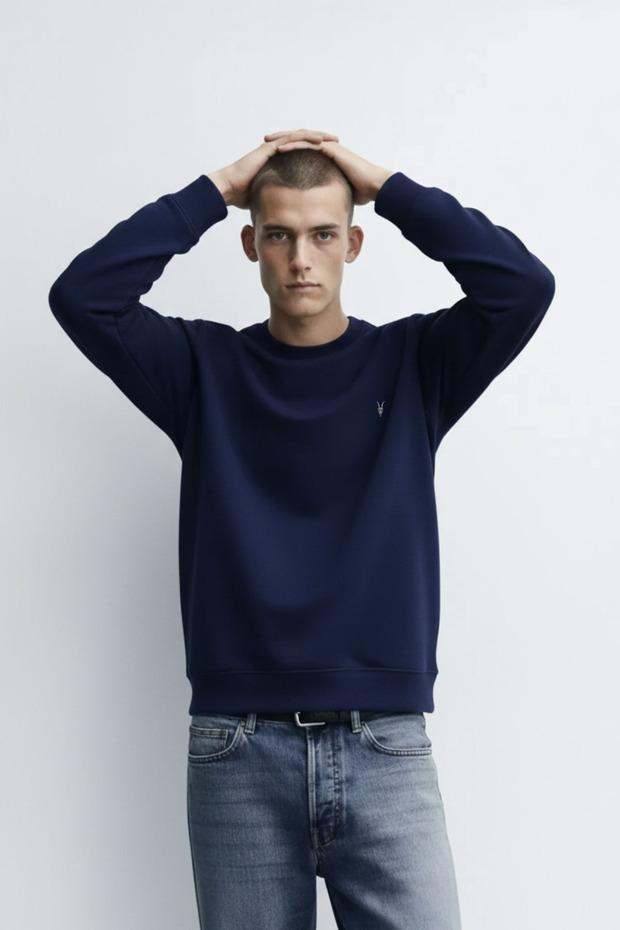 سويت شيرت رجالي ذو ياقة دائرية أساسي باللون الأزرق الداكن - 6